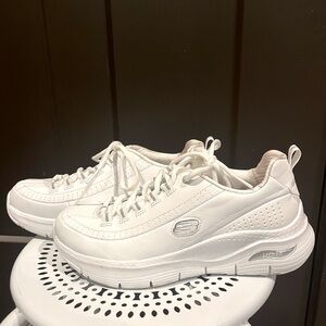 Women’s size 8 Skechers Arch Fit 2.0 - Star Bound